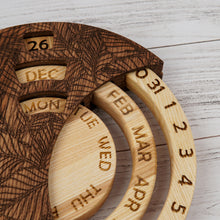 Įkelti vaizdą į galerijos rodinį, Rankų Darbo Medinis Kalendorius, Apvalus Dekoratyvinis Aksesuaras ir Dovana Ypatingoms Progoms