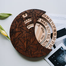 Įkelti vaizdą į galerijos rodinį, Rankų Darbo Medinis Kalendorius, Apvalus Dekoratyvinis Aksesuaras ir Dovana Ypatingoms Progoms