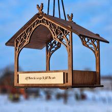 Įkelti vaizdą į galerijos rodinį, Personalizuota Medinė Paukščių Lesyklėlė, Rankų Darbo Pakabinama Lauko Dekoracija