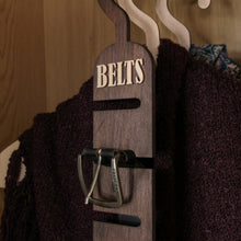 Įkelti vaizdą į galerijos rodinį, Medinis Diržo Laikiklis Spintai, Praktiška Dovana ir Sprendimas Tvarkingam Diržų Laikymui