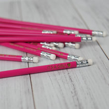 Įkelti vaizdą į galerijos rodinį, Unikalūs Rožiniai Mediniai HB Pieštukai su Graviravimu, Asmeniškos Dovanos Įvairioms Progoms