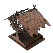 Įkelti vaizdą į galerijos rodinį, Pakabinama Medinė Paukščių Lesykla Lauko Erdvėms, Personalizuota Dovana