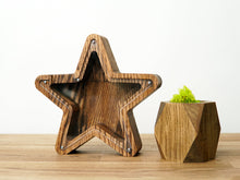 Įkelti vaizdą į galerijos rodinį, Medinė taupyklė žvaigždė (ruda, graviravimas)