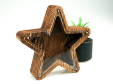 Įkelti vaizdą į galerijos rodinį, Medinė taupyklė žvaigždė (ruda, graviravimas)