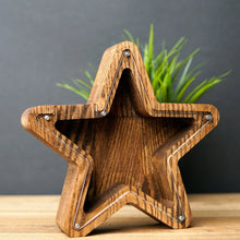 Įkelti vaizdą į galerijos rodinį, Medinė taupyklė žvaigždė (ruda, graviravimas)