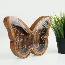 Įkelti vaizdą į galerijos rodinį, Medinė taupyklė drugelis (ruda, graviravimas)