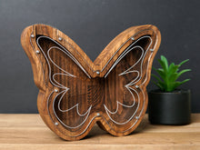 Įkelti vaizdą į galerijos rodinį, Medinė taupyklė drugelis (graviravimas)