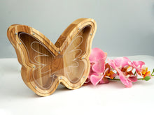 Įkelti vaizdą į galerijos rodinį, Medinė taupyklė drugelis (ruda, graviravimas)