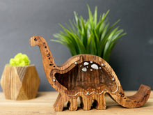 Įkelti vaizdą į galerijos rodinį, Medinė taupyklė dinozauras (didelė, ruda, graviravimas)