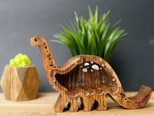 Įkelti vaizdą į galerijos rodinį, Medinė taupyklė dinozauras (ruda, graviravimas)