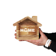 Įkelti vaizdą į galerijos rodinį, Namelio formos medinė taupyklė, Personalizuota taupyklė