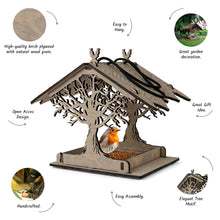 Įkelti vaizdą į galerijos rodinį, Pakabinama Medinė Lesyklėlė, Funkcionali ir Dekoratyvi Sodo bei Kiemo Detalė