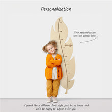 Įkelti vaizdą į galerijos rodinį, Medinė Plunksnos Formos Ūgio Matuoklė, Dekoratyvi ir Funkcionali Vaikų Kambario Detalė