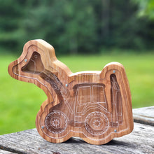 Įkelti vaizdą į galerijos rodinį, Medinė taupyklė ekskavatorius (2 dydžiai, 3 spalvos, graviravimas)