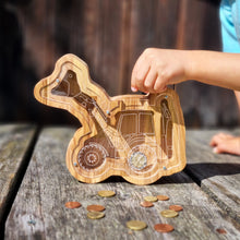 Įkelti vaizdą į galerijos rodinį, Medinė taupyklė ekskavatorius (2 dydžiai, 3 spalvos, graviravimas)