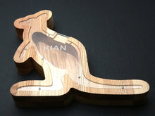 Įkelti vaizdą į galerijos rodinį, Medinė taupyklė kengūra (ruda, graviravimas)