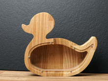 Įkelti vaizdą į galerijos rodinį, Medinė taupyklė ančiukas (graviravimas)