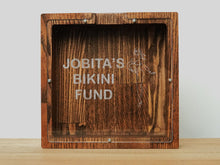 Įkelti vaizdą į galerijos rodinį, Medinė taupyklė kvadratas (ruda, graviravimas)