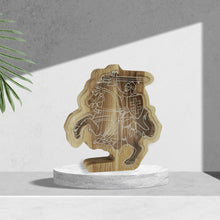 Įkelti vaizdą į galerijos rodinį, Medinė taupyklė Vytis (graviravimas)