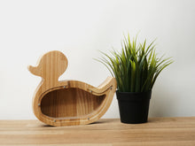 Įkelti vaizdą į galerijos rodinį, Medinė taupyklė ančiukas (graviravimas)