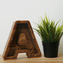 Įkelti vaizdą į galerijos rodinį, Maža medinė taupyklė raidė (A-Ž, ruda, graviravimas)