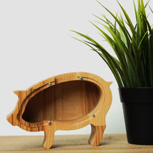 Įkelti vaizdą į galerijos rodinį, Maža medinė taupyklė kiaulė (graviravimas)