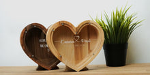 Įkelti vaizdą į galerijos rodinį, Medinė taupyklė širdelė (ruda, graviravimas)