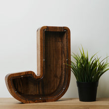 Įkelti vaizdą į galerijos rodinį, Didelė medinė taupyklė raidė (A-Ž,ruda, graviravimas)