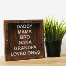 Įkelti vaizdą į galerijos rodinį, Medinė taupyklė kvadratas (ruda, graviravimas)