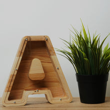 Įkelti vaizdą į galerijos rodinį, Maža medinė taupyklė raidė (A-Ž, graviravimas)