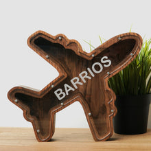 Įkelti vaizdą į galerijos rodinį, Medinė taupyklė lėktuvas (ruda, graviravimas)