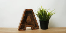 Įkelti vaizdą į galerijos rodinį, Maža medinė taupyklė raidė (A-Ž, ruda, graviravimas)