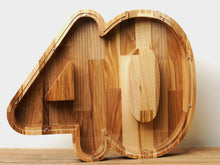 Įkelti vaizdą į galerijos rodinį, Didelė medinė taupyklė skaičius (1-100, graviravimas)