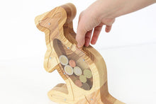 Įkelti vaizdą į galerijos rodinį, Medinė taupyklė kengūra (graviravimas)