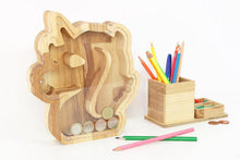 Įkelti vaizdą į galerijos rodinį, Medinė taupyklė vienaragis (graviravimas)