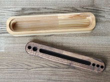 Įkelti vaizdą į galerijos rodinį, Pieštukinė - Medinė Pieštukinė Stalo Priedas (Galimas Graviravimas)