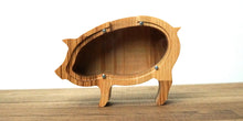 Įkelti vaizdą į galerijos rodinį, Maža medinė taupyklė kiaulė (graviravimas)