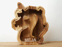 Įkelti vaizdą į galerijos rodinį, Medinė taupyklė vienaragis (graviravimas)