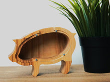 Įkelti vaizdą į galerijos rodinį, Maža medinė taupyklė kiaulė (graviravimas)