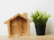 Įkelti vaizdą į galerijos rodinį, Didelė medinė taupyklė namas (graviravimas)