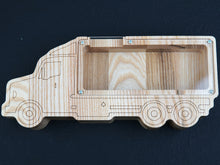 Įkelti vaizdą į galerijos rodinį, Medinė taupyklė sunkvežimis (graviravimas)