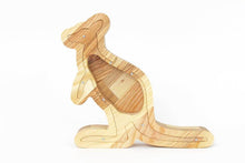 Įkelti vaizdą į galerijos rodinį, Medinė taupyklė kengūra (graviravimas)