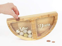 Įkelti vaizdą į galerijos rodinį, Medinė taupyklė porai (graviravimas)