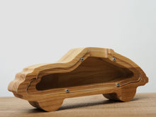 Įkelti vaizdą į galerijos rodinį, Maža medinė taupyklė automobilis (graviravimas)