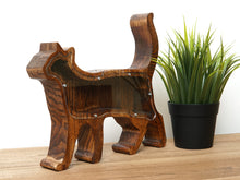 Įkelti vaizdą į galerijos rodinį, Medinė taupyklė katė (ruda, graviravimas)