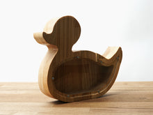 Įkelti vaizdą į galerijos rodinį, Medinė taupyklė ančiukas (graviravimas)