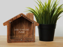 Įkelti vaizdą į galerijos rodinį, Maža medinė taupyklė namukas (graviravimas)