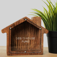 Įkelti vaizdą į galerijos rodinį, Maža medinė taupyklė namukas (graviravimas)