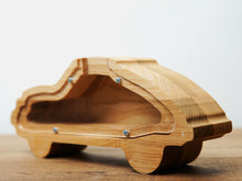 Įkelti vaizdą į galerijos rodinį, Maža medinė taupyklė automobilis (graviravimas)