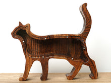 Įkelti vaizdą į galerijos rodinį, Medinė taupyklė katė (ruda, graviravimas)